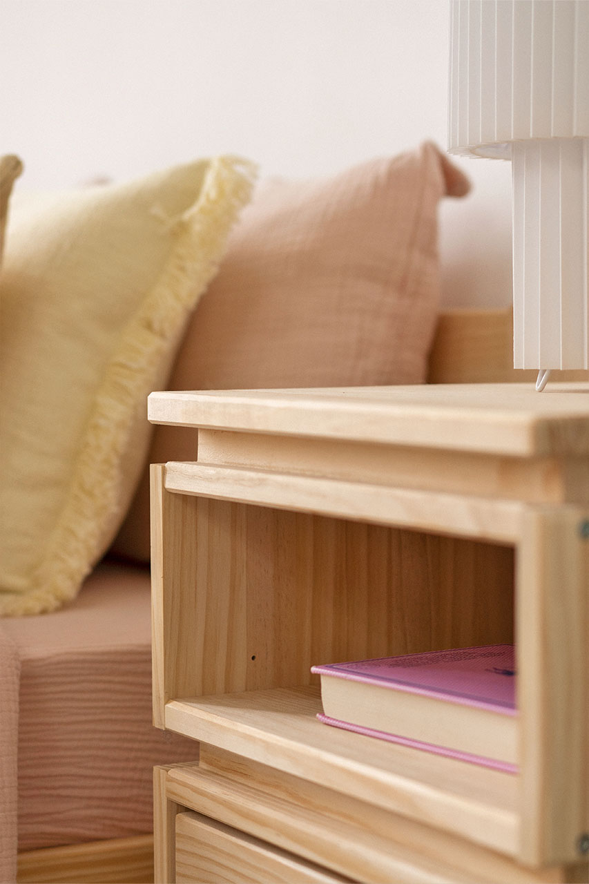 Imagen de ambiente 3 para:Mesilla de noche peque&ntilde;a de madera maciza